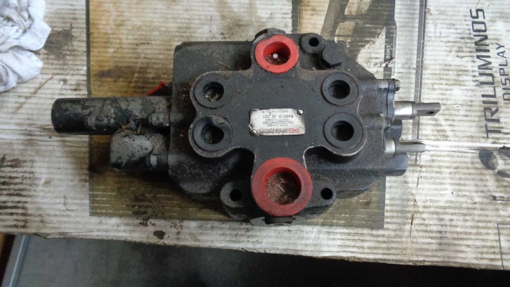 Rozdzielacz 2 sekcyjny koparki ciągniki itp