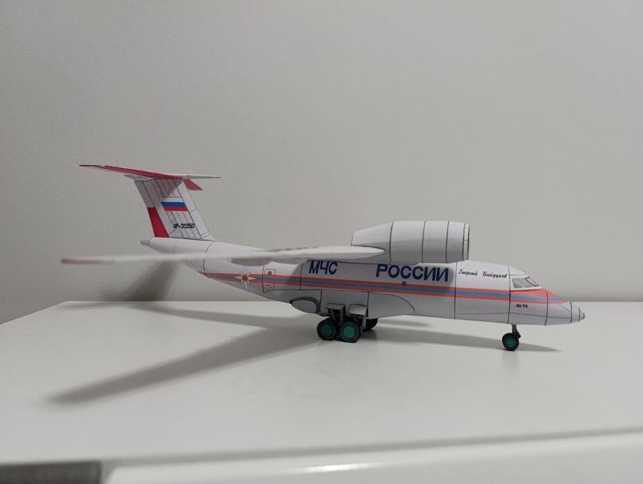 Model kartonowy AN-74  samolot skala 1:72 lotnisko. Ciężarówka Zabawka