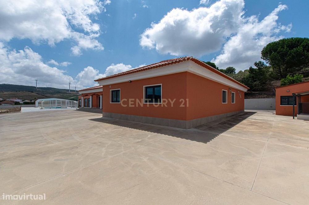Quinta Contemporânea T5 | Piscina Coberta | 8.280 m² de Terreno | Sobr
