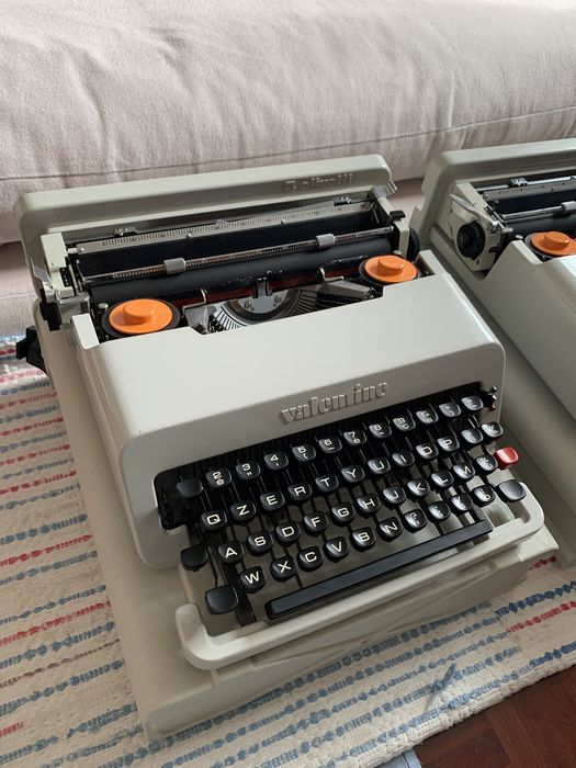 2 máquinas de escrever Olivetti Valentine brancas
