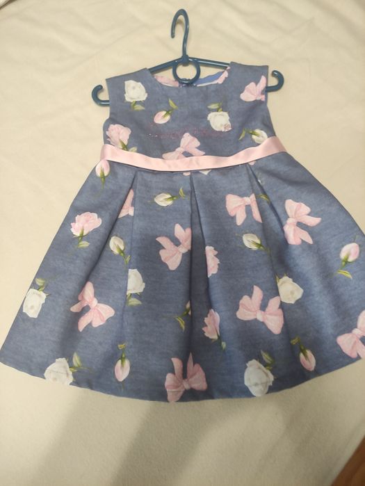 Дві чудові сукні р.98.В хорошому стані.