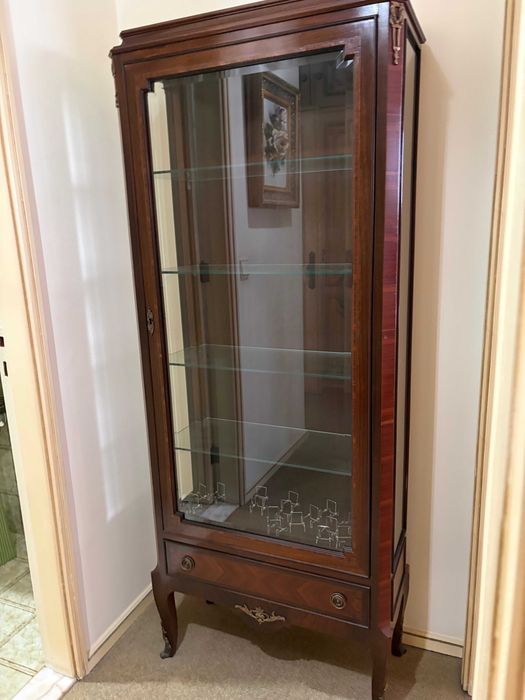 Vitrine Cristaleira Estilo Luís XV com Marquetaria – Espinho