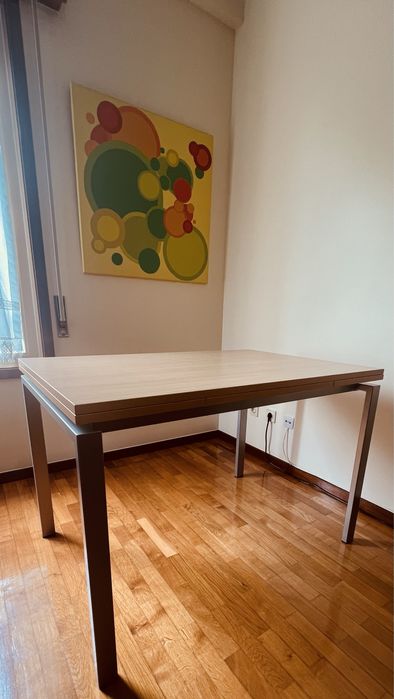 Mesa de Madeira Extensível de Linhas  Modernas e Retas