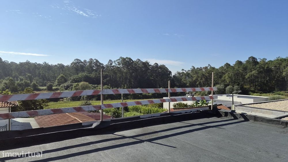 Moradia T2 com piscina entre o rio e o mar