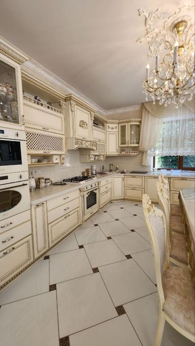 Продам дом в Совиньоне , красный кирпич, бассейн, цоколь, гараж