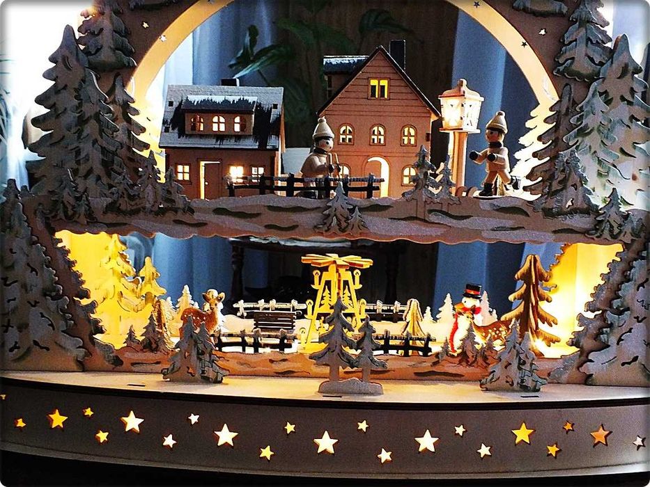 Świąteczna DUŻA Szopka ruchoma drewniana na parapet /Scenka miasto Led