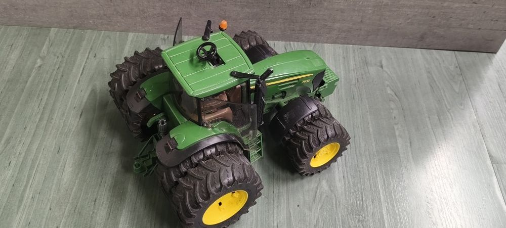 Traktor bruder John Deere na bliźniaczych kołach