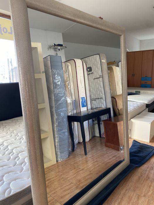 Magnifico espelho com moldura brilhante