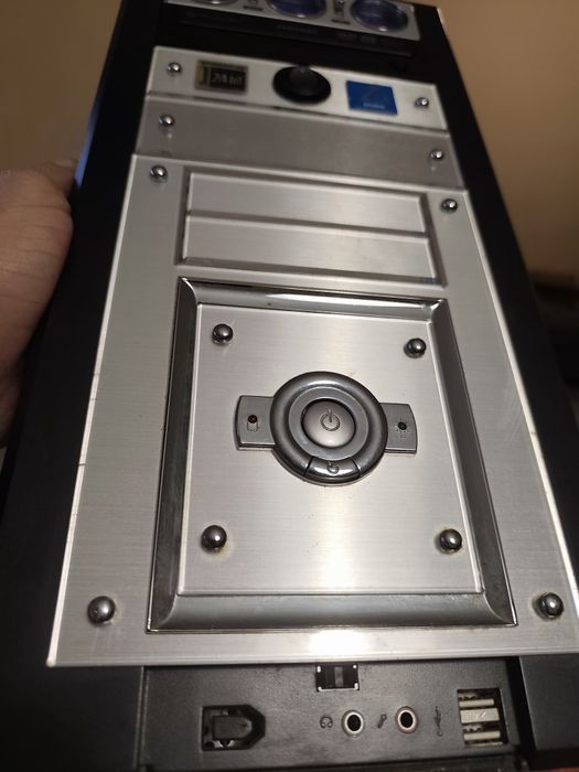 PC RETRO Pentium 4/2.4Mhz/ 512kb cache
Memoria- 2 X 512Kb/ 166Mhz / DDR333
Disco- 250G
Placa gráfica-ATI RADEON 9250 128MB AGP8X 
Placa de som- Cre