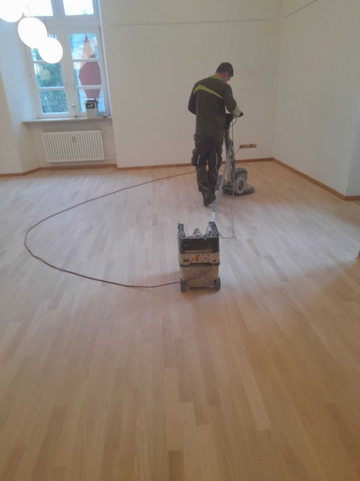 Układanie paneli, cyklinowanie parkietu.