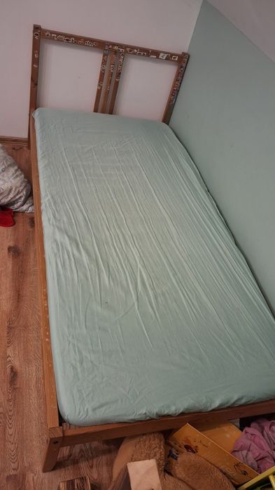 Łóżko sosnowe z materacem