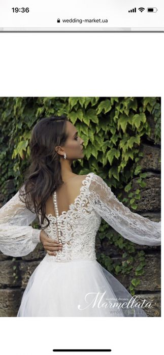 Весільна сукня.