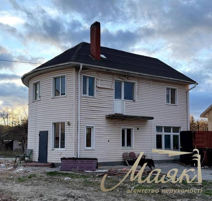 Продаж будинку площею 168 м² біля озера з фруктовим садом, 10 соток землі у с. Віта-Литовська/Чапаївка, Голосіївський район, Київська область.