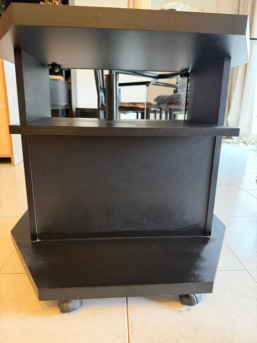 Caixa de vidro usada, com estrutura preta