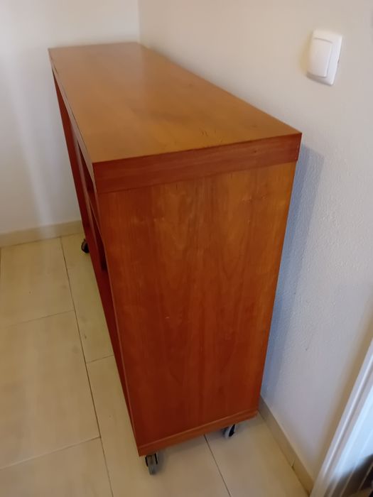 Móvel com módulos de gavetas, versátil