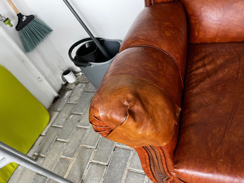 Sofá cama em pele