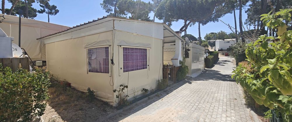Caravana com avançado, estrutura fixa e telhado em painel sandwich – Parque de Campismo O Repouso (Lagoa de Albufeira, Sesimbra)
