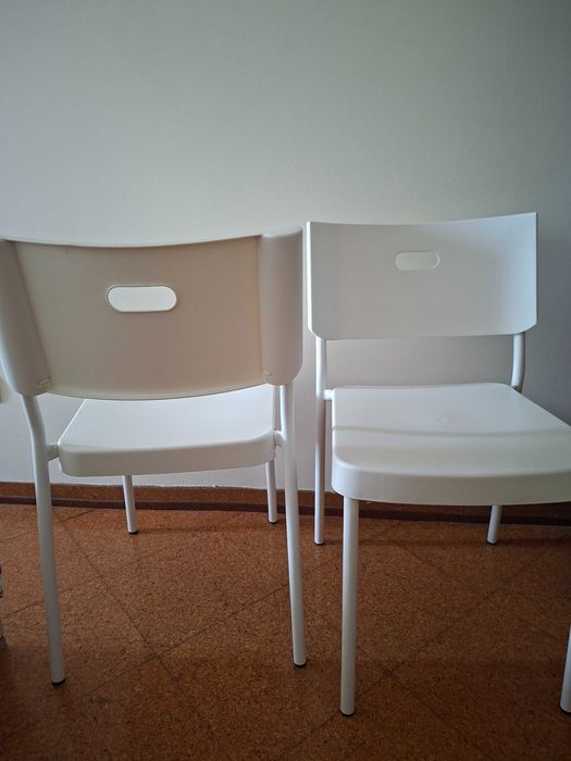 4 cadeiras brancas do Ikea