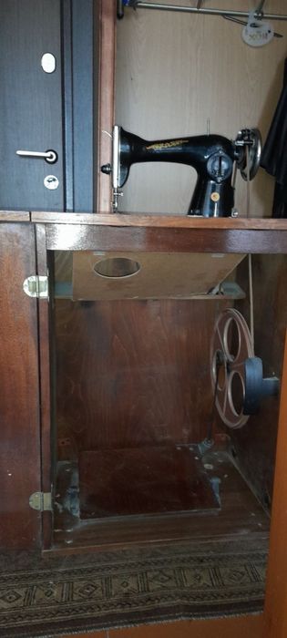 Продаю швейну машинку ножну, вінтажна, робоча