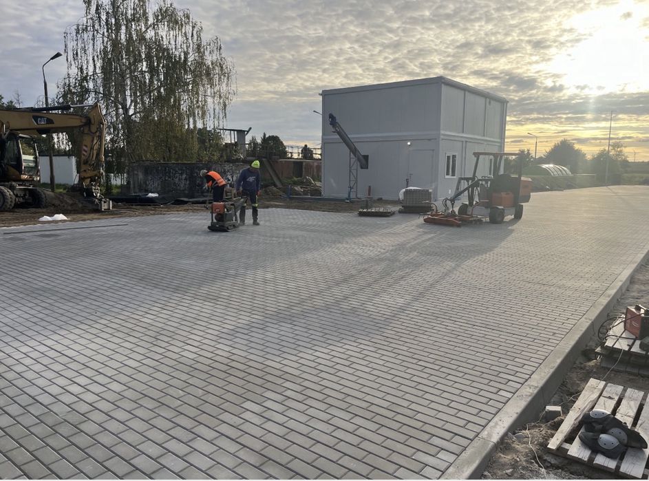 Ukladanie kostki drogi betonowe beton szczotkowany prace rozbiurkowe wyburzanie posadzki przemyslowe mixokret koparki wywrotki piasek kruszywo