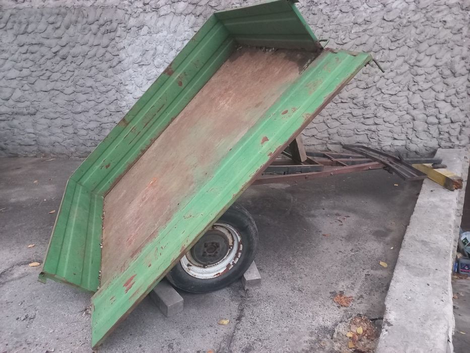 Прицеп-самосвал с тормозом