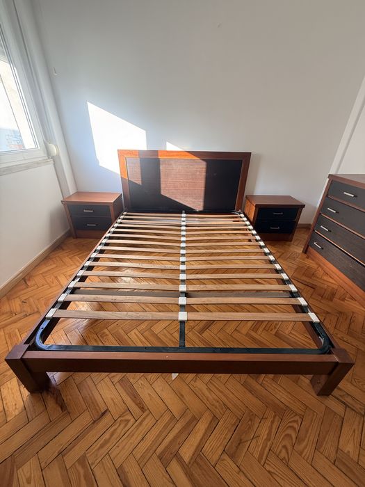 Conjunto de Quarto em Madeira semi-novo (Cama, Cómoda com Espelho, Roupeiro e 2 Mesas de Cabeceira)