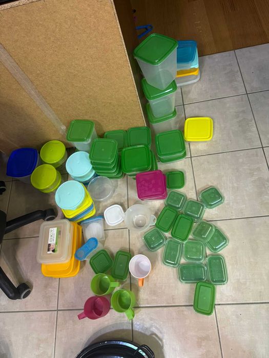 Pojemniki plastikowe różnej wielkości ok. 20 szt.
