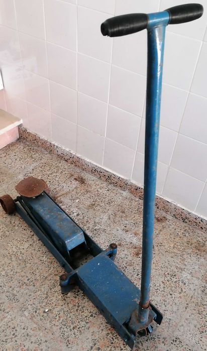 Macaco auto, 2 t (? ), usado, bastante resistente