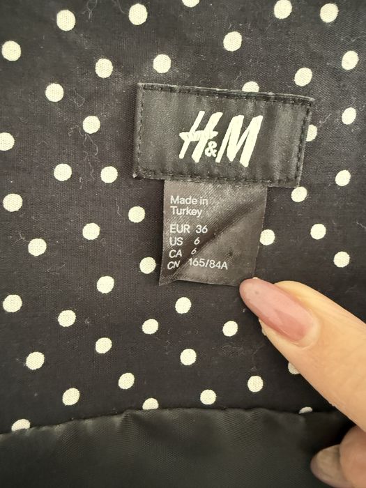 Sukienka w kropki H&M jak Emily w Paryżu