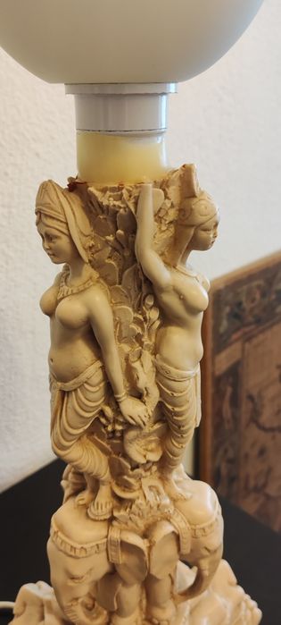 Candeeiro de mesa com motivos indianos