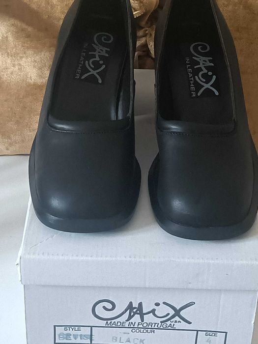 Sapatos em couro, cor preto salto quadrado, novos.