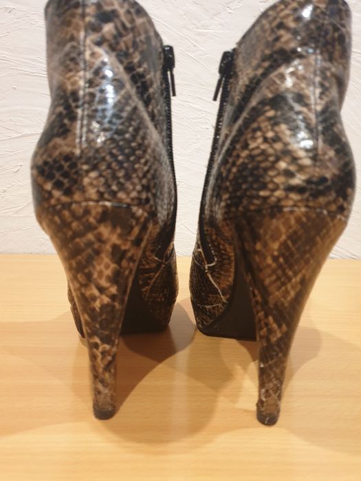Botki z wężowym wzorem