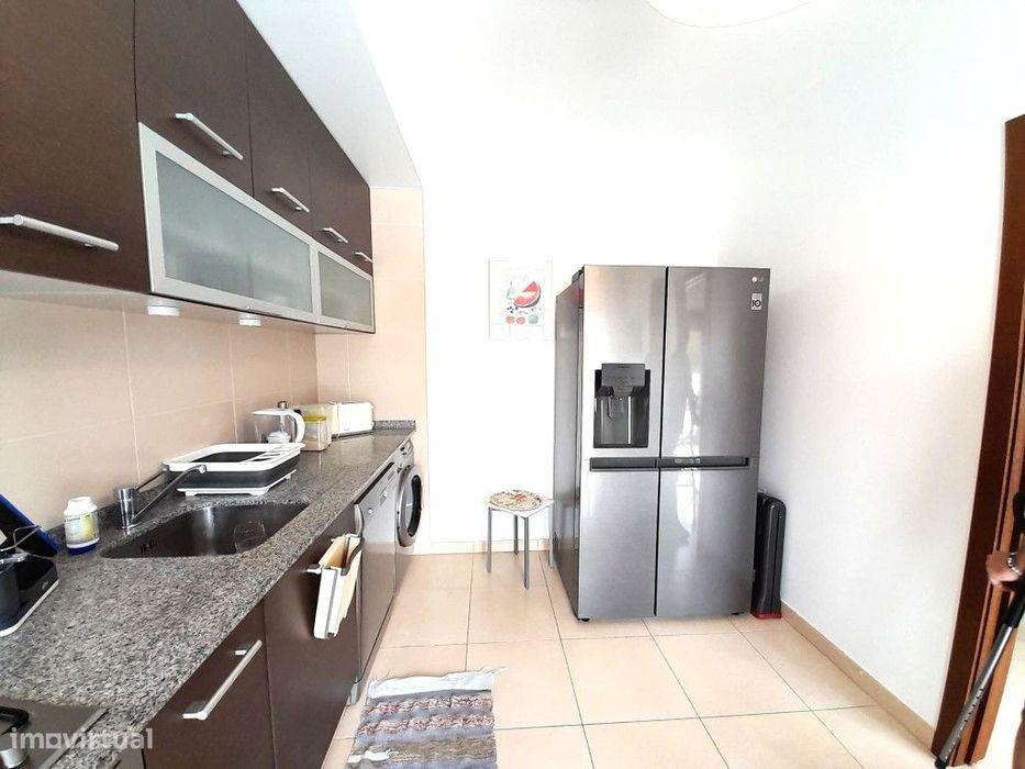 Apartamento T2 para arrendar ao ano, condomínio com piscina e lugar...
