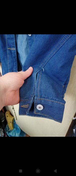 Kurtka jeans z rysunkiem na plecach