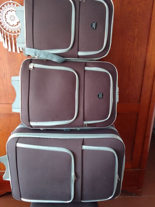 Zestaw trzech walizek podróżnych
