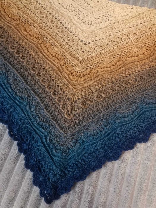 Chusta handmade na szydełku wzór Marzycielka