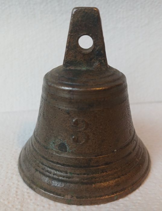 stary mosiężny dzwonek