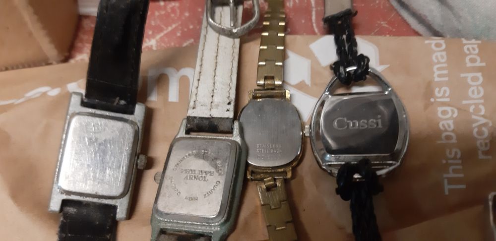 Vários relógios usados