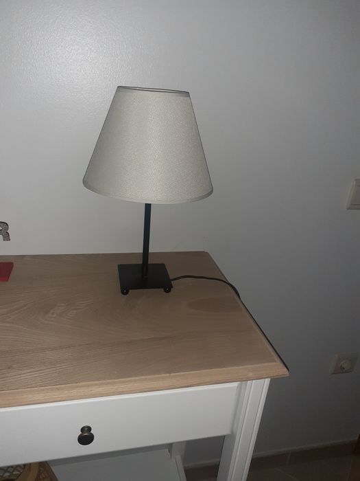 Candeeiro de mesa com abajour branco