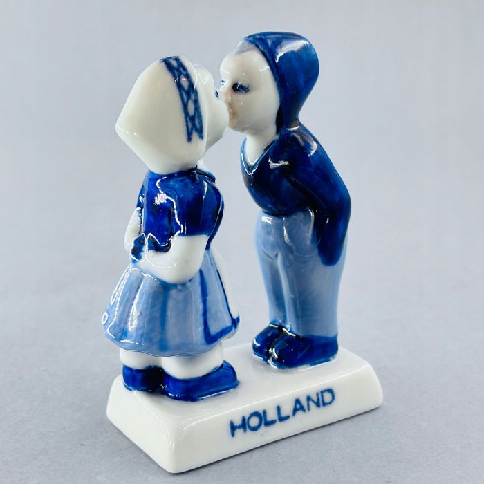 delft piękna porcelanowa figurka całująca się para