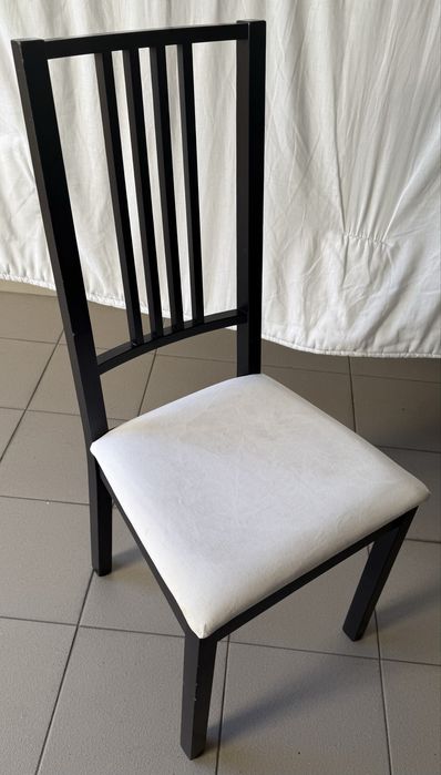 4 cadeiras e mesa de cozinha