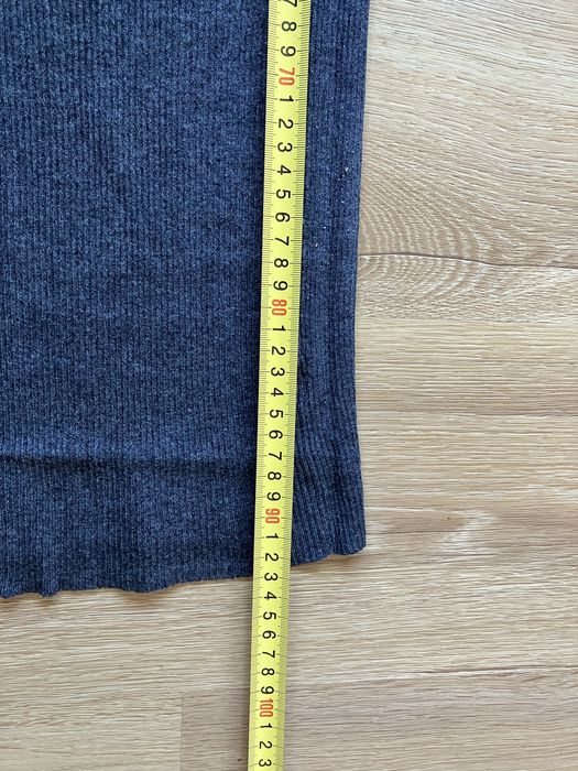 Sukienka z ozdobnym paskiem