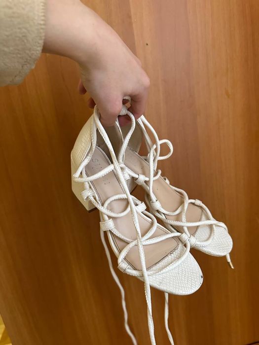 Жіночі сандалі на зав'язках 37 розмір