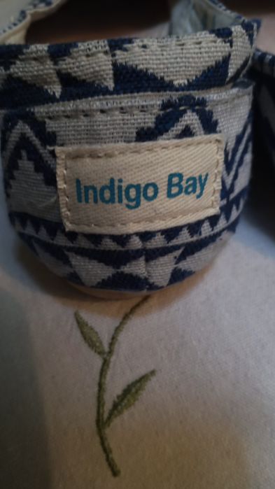 Alpercatas azuis e brancas