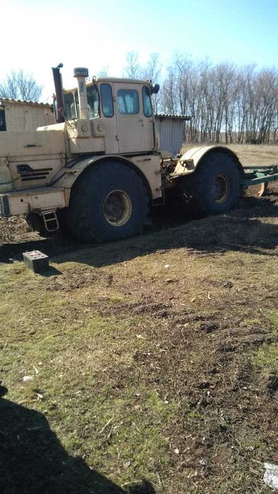 Трактор К-701 з плугом (двигун із роздільними головками)