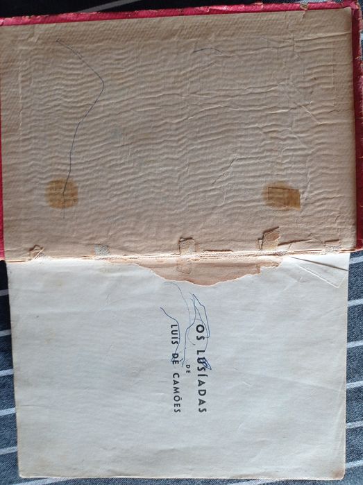 Livro antigo de " Os Lusíadas" para estudantes