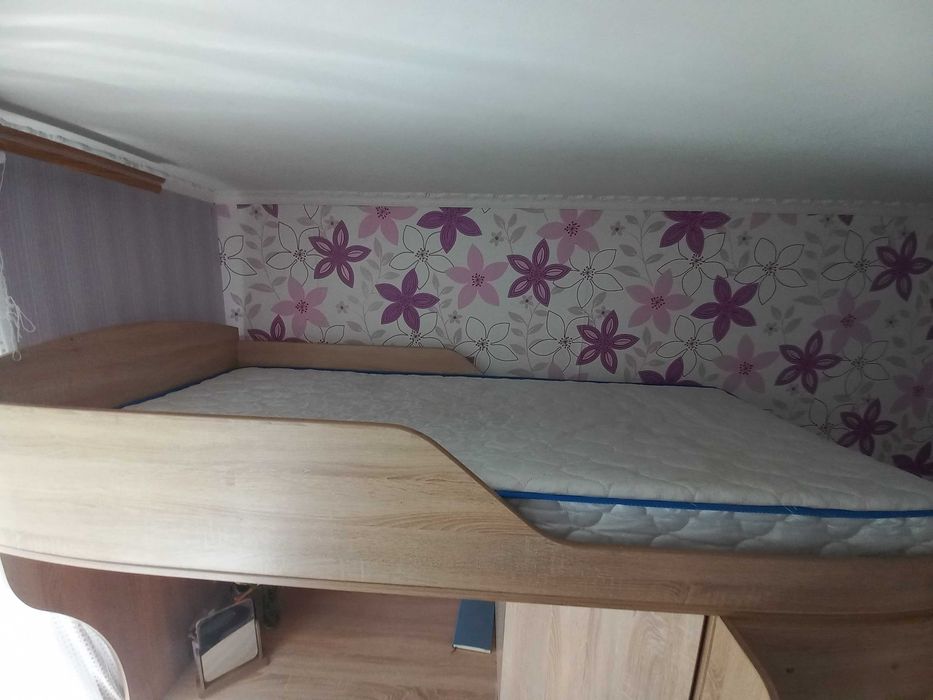 Двоярусне ліжко-горище зі столом, шафою та полицями