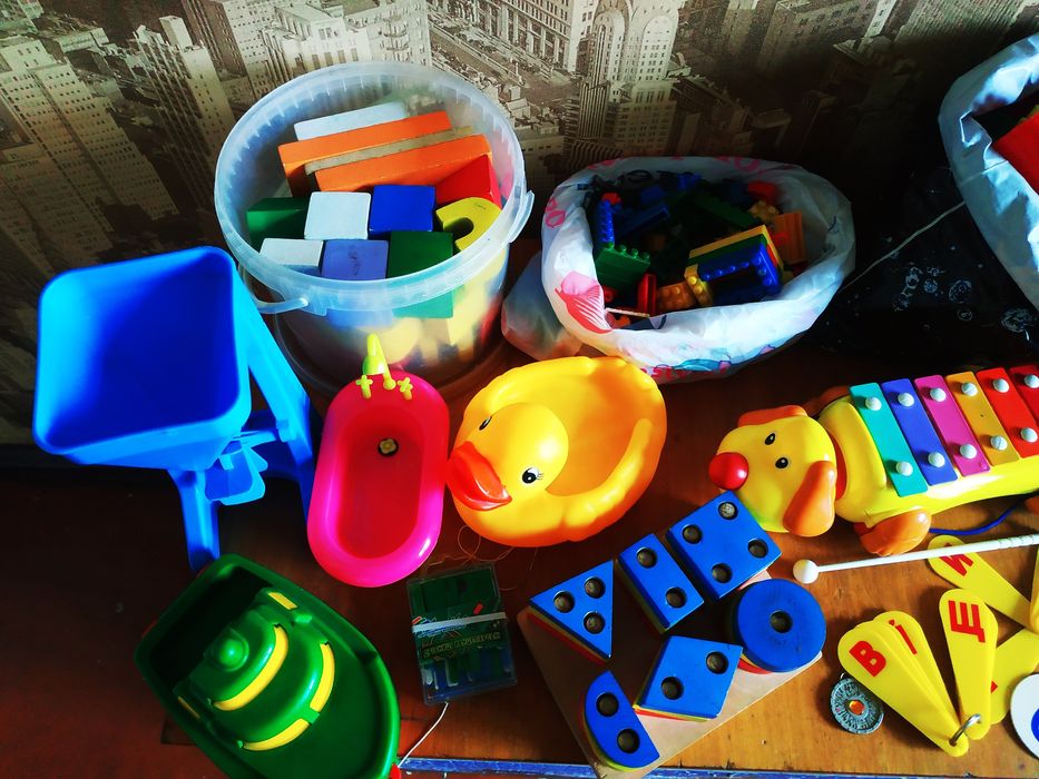 Дитячі іграшки розвиваючі ігри забавки