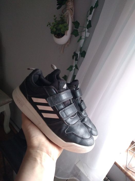 Czarne chłopięce buty marki adidas na rzepy 34
