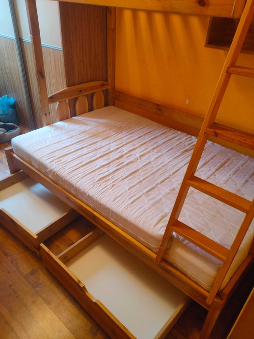 Łóżko piętrowe trzyosobowe